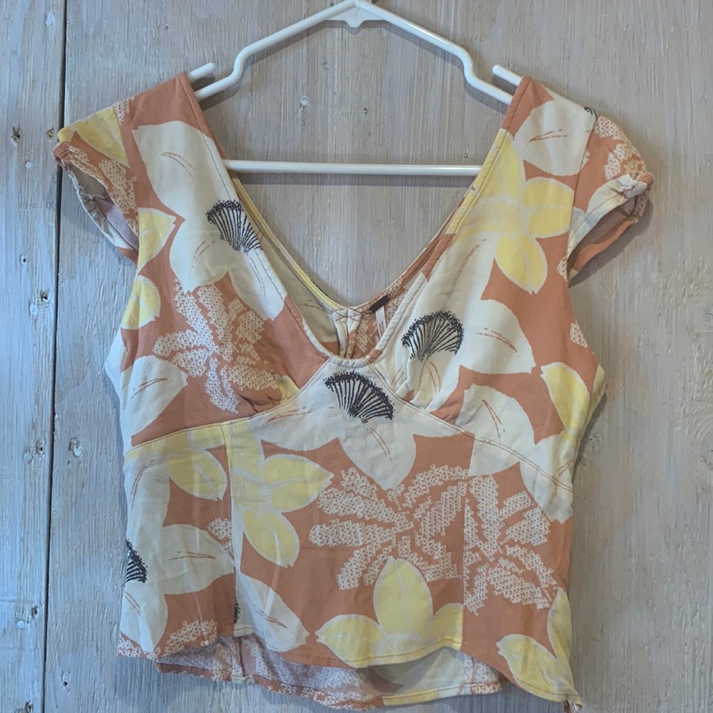 Adorable Free People floral crop top